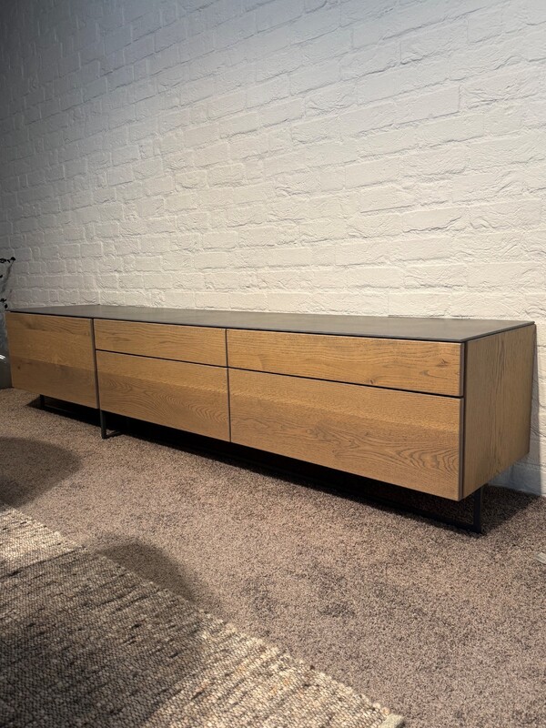 TV-dressoir Facto eiken, keramiek blad, 227 x 51,2 x 45,3 cm, € 3.927,- nu voor € 1.995,-