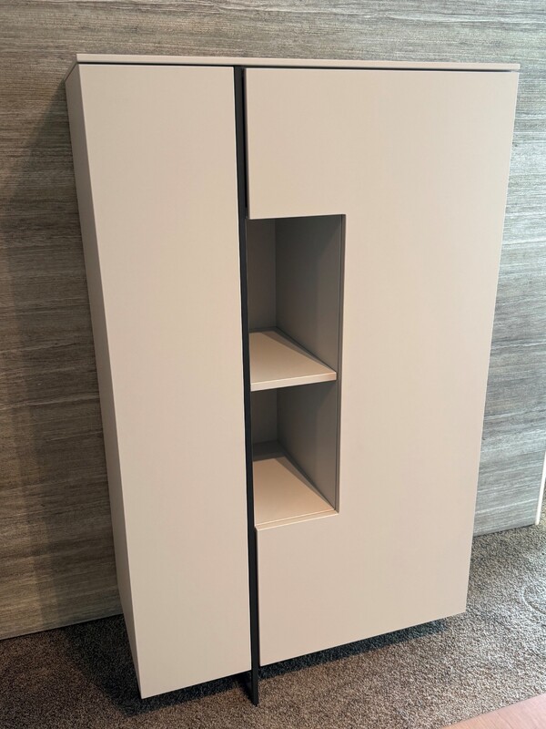 Kast Facto HDF, kleur RAL 7047, 90 x 152,6 x 45,3 cm, € 2.640,- nu voor € 1.595,-