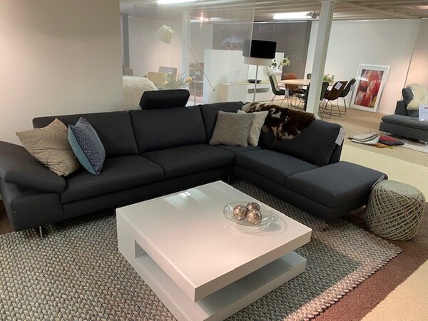 Alex hoekbank afm. 196 x 95 x 83 cm arm 22 cm. Hoek sofa met hocker rechtsvan €3516,00 voor €2595,00