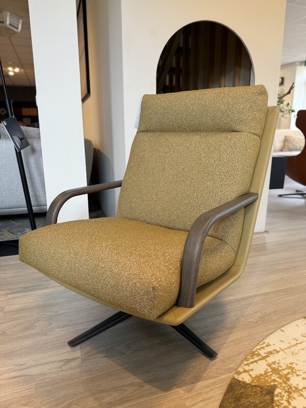 Fauteuil Two Kudo Leolux, stof Mondo 46, Ceras 8290.  van €3.065,00 voor €1.595,00
