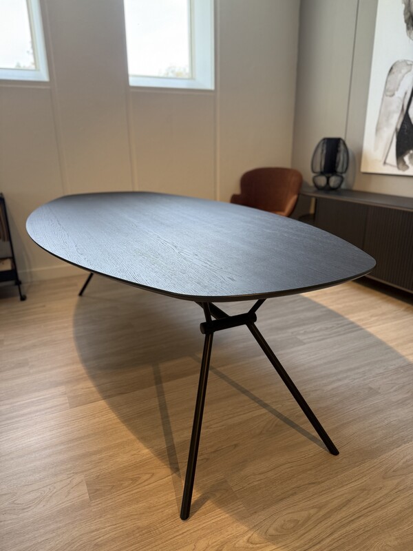 Eetkamertafel Freya BNW, HPL oak black, 240 x 120 cm deens ovaal. Van €2.389,- voor €1.495,-