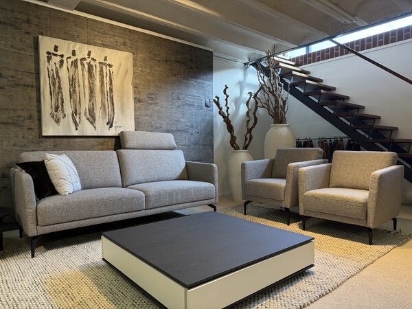 Set Cobra, 3-zitsbank + 2 fauteuils, lichtgrijze stof, Tofane bank, inclusief relax + hoofdsteunen, comfort bultex, stof Sambia Olive, uitvoering L . Van €3.536,- voor €2.195,-