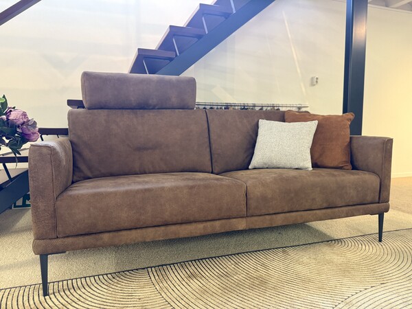 3-zitsbank Morgan, open leer cognac, Tofane bank, inclusief relax + hoofdsteunen, comfort bultex, stof Sambia Olive, uitvoering L . Van €2.462,- voor €1.495,-