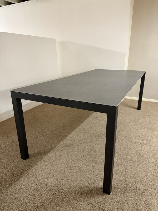 Eetkamertafel Pedro Bert Plantagie, keramiek Zement hell 1, 220 x 100 cm, Van €2.602,- voor €1.595,-