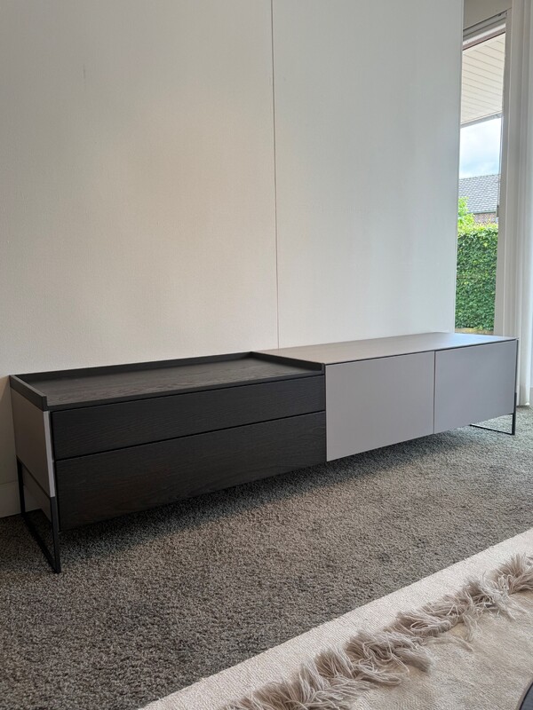 TV-dressoir Review, HDF grijs & eiken, 214 cm x 48 cm x 47 cm, € 2.745,- nu voor € 1.795,-